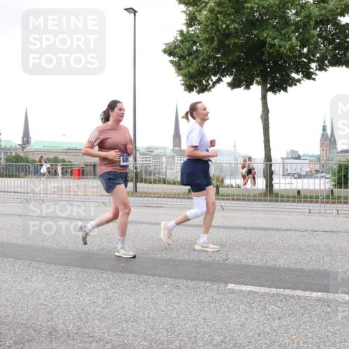 29.06.2025 - hella hamburg halbmarathon Lena Gebhardt http://msf.ph/oto/8274149 29.06.2025 10:54:31 Lombardsbrücke 130, 886, 1198, 1263, 1762, 1779, 1822, 1949, 2084, 2244, 2532, 2566, 2586, 2600, 2632, 2761, 3187, 3188, 3364, 3465, 3761, 3795, 3857, 4323, 4685, 4720, 4838, 4971, 5157, 5185, 5216, 5309, 5500, 5514, 5804, 5817, 5882, 5933, 5993, 6023, 6279, 6468, 6583, 6982, 6987, 6988, 7498, 7670, 7874, 7946, 7986, 8012, 8186, 8801, 8803, 8867, 9130, 9138, 9203, 9521, 10207, 10331, 10471, 11033, 11226, 11287, 11354, 11567, 11569, 11785, 12268, 12270, 12930, 13272, 13283 meine-sportfotos.de