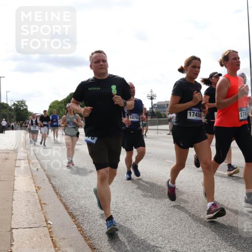 29.06.2025 - hella hamburg halbmarathon Lena Gebhardt http://msf.ph/oto/8274288 29.06.2025 10:20:09 Lombardsbrücke 2025, 7519, 10701, 17456, 1745, 8387, 1046, 1069, 1110, 1115, 1154, 1474, 2064, 2405, 2478, 2918, 3278, 3434, 3842, 4154, 4170, 4539, 4585, 4614, 4737, 4739, 5251, 5397, 5556, 5659, 5811, 5812, 5831, 5878, 5937, 6796, 6797, 6872, 6874, 7018, 7101, 7131, 7137, 7248, 7249, 7519, 7739, 7744, 7808, 7917, 8025, 8146, 8387, 8427, 8462, 8738, 9136, 9196, 9735, 9873, 10041, 10349, 10414, 10550, 10594, 10595, 10622, 10701, 10754, 11028, 11036, 11835 meine-sportfotos.de