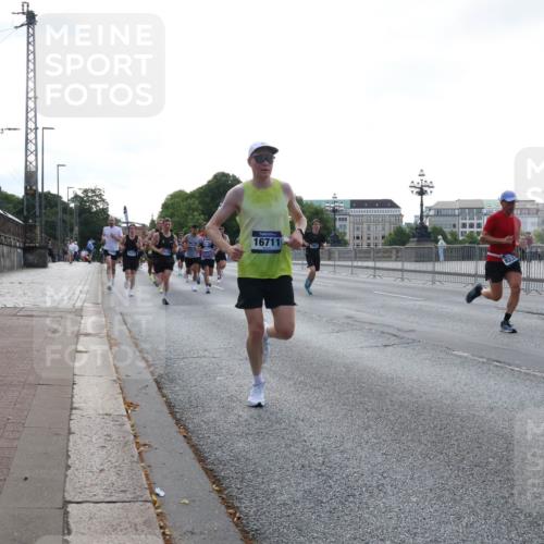 29.06.2025 - hella hamburg halbmarathon Lena Gebhardt http://msf.ph/oto/8274307 29.06.2025 09:45:12 Lombardsbrücke 16711, 57, 1758, 1827, 1990, 2746, 3043, 3201, 4050, 5070, 5269, 5328, 5367, 5746, 5826, 6619, 6781, 7272, 7389, 7481, 7651, 7723, 8209, 8473, 8731, 8883, 9137, 9381, 9571, 9634, 10156, 10171, 10486, 10848, 11169, 11413, 11857, 12049, 12234, 12287, 12595, 12900, 13838, 13956, 14028, 14140, 14164, 14289, 15268, 15583, 15672, 15883, 16157, 16377, 16508, 16713, 16736, 16818, 17428 meine-sportfotos.de