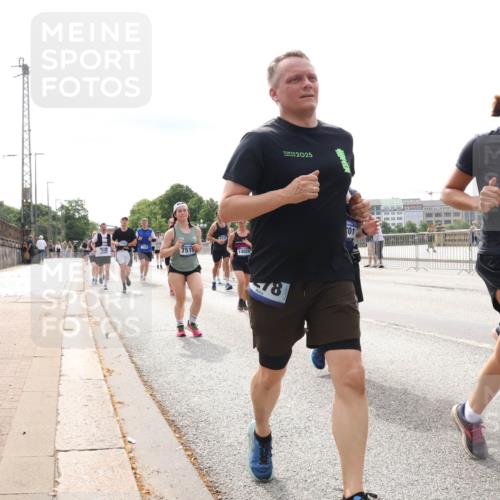 29.06.2025 - hella hamburg halbmarathon Lena Gebhardt http://msf.ph/oto/8274313 29.06.2025 10:20:10 Lombardsbrücke 7519, 14024, 2025, 78, 01, 17456, 1046, 1069, 1110, 1115, 1154, 1474, 2064, 2405, 2478, 2918, 3278, 3434, 3842, 4154, 4539, 4585, 4614, 4737, 4739, 5251, 5397, 5556, 5659, 5811, 5812, 5831, 5878, 5937, 6796, 6797, 6872, 6874, 6951, 7018, 7101, 7131, 7137, 7248, 7249, 7519, 7739, 7744, 7808, 7917, 8025, 8146, 8387, 8427, 8462, 8588, 8738, 9136, 9196, 9735, 9873, 10041, 10349, 10414, 10550, 10594, 10595, 10622, 10701, 10754, 11028, 11036, 11835 meine-sportfotos.de