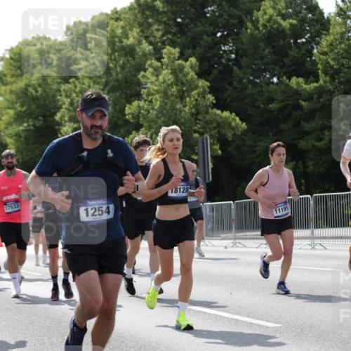 29.06.2025 - hella hamburg halbmarathon Jannik Wohlers http://msf.ph/oto/8274318 29.06.2025 10:01:59 Lombardsbrücke 1128, 1254, 1432, 1733, 2142, 2322, 2323, 2685, 2712, 3780, 3976, 4066, 4985, 5763, 6295, 6708, 6860, 7049, 7323, 7869, 8749, 9020, 9021, 9131, 9156, 9353, 9554, 10866, 11191, 11554, 11670, 11871, 12491, 12978, 13868, 13932, 14574, 14838, 15008, 15291, 16067, 16634, 17077, 17533, 17836, 17931, 17939, 18128, 18130, 18240, 18624, 19240 meine-sportfotos.de