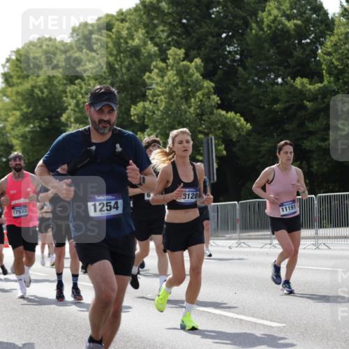 29.06.2025 - hella hamburg halbmarathon Jannik Wohlers http://msf.ph/oto/8274345 29.06.2025 10:01:59 Lombardsbrücke 1128, 1254, 1432, 1733, 2142, 2322, 2323, 2685, 2712, 3780, 3976, 4066, 4985, 5763, 6295, 6708, 6860, 7049, 7323, 7869, 8749, 9020, 9021, 9131, 9156, 9353, 9554, 10866, 11191, 11554, 11670, 11871, 12491, 12978, 13868, 13932, 14574, 14838, 15008, 15291, 16067, 16634, 17077, 17533, 17836, 17931, 17939, 18128, 18130, 18240, 18624, 19240 meine-sportfotos.de