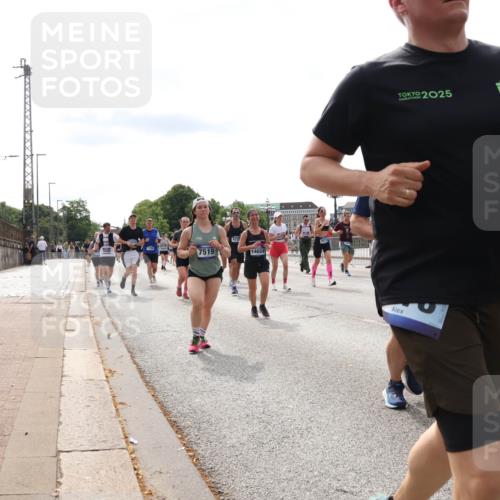 29.06.2025 - hella hamburg halbmarathon Lena Gebhardt http://msf.ph/oto/8274364 29.06.2025 10:20:10 Lombardsbrücke 7519, 14024, 2025, 1046, 1069, 1110, 1115, 1154, 1474, 2064, 2405, 2478, 2918, 3278, 3434, 3842, 4154, 4539, 4585, 4614, 4737, 4739, 5251, 5397, 5556, 5659, 5811, 5812, 5831, 5878, 5937, 6796, 6797, 6872, 6874, 6951, 7018, 7101, 7131, 7137, 7248, 7249, 7519, 7739, 7744, 7808, 7917, 8025, 8146, 8387, 8427, 8462, 8588, 8738, 9136, 9196, 9735, 9873, 10041, 10349, 10414, 10550, 10594, 10595, 10622, 10701, 10754, 11028, 11036, 11835 meine-sportfotos.de