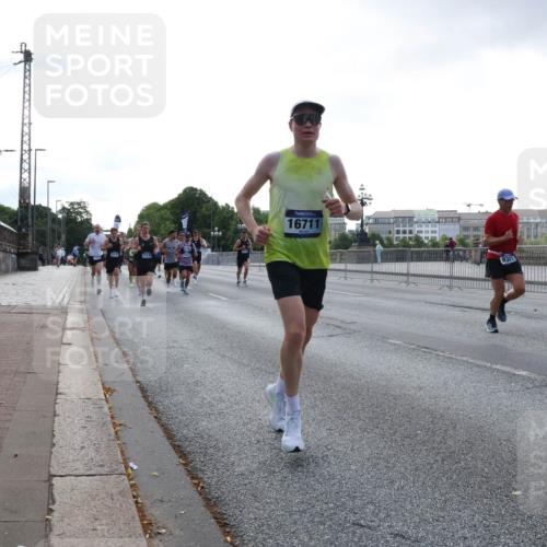 29.06.2025 - hella hamburg halbmarathon Lena Gebhardt http://msf.ph/oto/8274381 29.06.2025 09:45:12 Lombardsbrücke 16711, 57, 1758, 1827, 1990, 2746, 3043, 3201, 4050, 5070, 5269, 5328, 5367, 5746, 5826, 6619, 6781, 7272, 7389, 7481, 7651, 7723, 8209, 8473, 8731, 8883, 9137, 9381, 9571, 9634, 10156, 10171, 10486, 10848, 11169, 11413, 11857, 12049, 12234, 12287, 12595, 12900, 13838, 13956, 14028, 14140, 14164, 14289, 15268, 15583, 15672, 15883, 16157, 16377, 16508, 16713, 16736, 16818, 17428 meine-sportfotos.de
