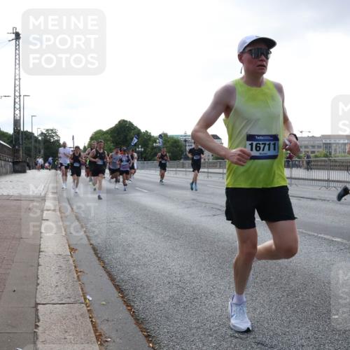 29.06.2025 - hella hamburg halbmarathon Lena Gebhardt http://msf.ph/oto/8274410 29.06.2025 09:45:12 Lombardsbrücke 16711, 57, 1758, 1827, 1990, 2746, 3043, 3201, 4050, 5070, 5269, 5328, 5367, 5746, 5826, 6619, 6781, 7272, 7389, 7481, 7651, 7723, 8209, 8473, 8731, 8883, 9137, 9381, 9571, 9634, 10156, 10171, 10486, 10848, 11169, 11413, 11857, 12049, 12234, 12287, 12595, 12900, 13838, 13956, 14028, 14140, 14164, 14289, 15268, 15583, 15672, 15883, 16157, 16377, 16508, 16713, 16736, 16818, 17428 meine-sportfotos.de