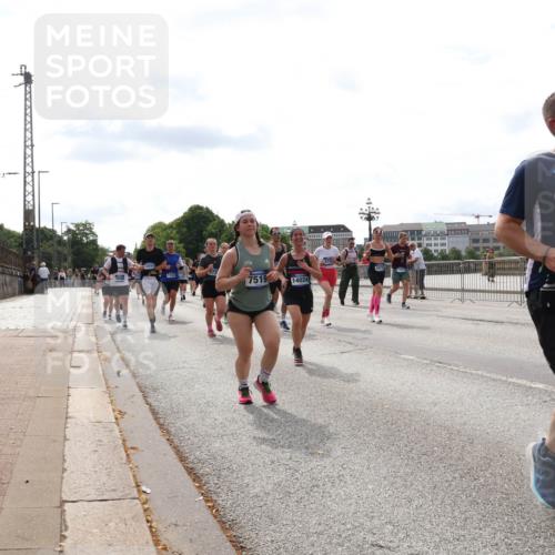 29.06.2025 - hella hamburg halbmarathon Lena Gebhardt http://msf.ph/oto/8274419 29.06.2025 10:20:10 Lombardsbrücke 10701, 1046, 1069, 1110, 1115, 1154, 1474, 2064, 2405, 2478, 2918, 3278, 3434, 3842, 4154, 4539, 4585, 4614, 4737, 4739, 5251, 5397, 5556, 5659, 5811, 5812, 5831, 5878, 5937, 6796, 6797, 6872, 6874, 6951, 7018, 7101, 7131, 7137, 7248, 7249, 7519, 7739, 7744, 7808, 7917, 8025, 8146, 8387, 8427, 8462, 8588, 8738, 9136, 9196, 9735, 9873, 10041, 10349, 10414, 10550, 10594, 10595, 10622, 10701, 10754, 11028, 11036, 11835 meine-sportfotos.de