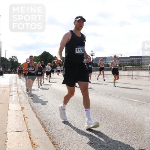 29.06.2025 - hella hamburg halbmarathon Lena Gebhardt http://msf.ph/oto/8274422 29.06.2025 09:57:44 Lombardsbrücke 7134, 9214, 17782, 1, 1030, 1086, 1094, 1193, 1320, 1321, 1422, 1563, 1870, 2119, 2252, 2397, 2444, 2448, 2488, 2595, 2612, 2855, 2946, 3048, 3058, 3091, 3096, 3103, 3114, 3251, 3698, 3999, 4261, 4299, 4379, 4558, 4986, 5013, 5018, 5021, 5024, 5032, 5305, 5633, 5775, 5820, 5907, 6125, 6355, 6356, 6374, 6569, 6580, 6585, 6628, 6720, 6762, 6776, 6795, 6942, 7065, 7134, 7221, 7397, 7478, 7594, 7646, 7742, 7930, 7932, 7952, 7973, 7976, 9316, 10191 meine-sportfotos.de