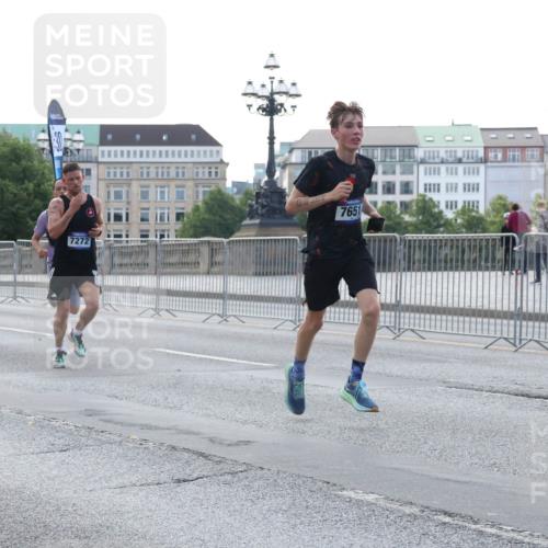 29.06.2025 - hella hamburg halbmarathon Lena Gebhardt http://msf.ph/oto/8274430 29.06.2025 09:45:13 Lombardsbrücke 19204, 7272, 7651, 57, 1758, 1827, 1990, 2746, 3043, 3201, 4050, 4698, 5070, 5269, 5328, 5367, 5746, 5826, 6619, 6781, 7272, 7389, 7481, 7651, 7723, 8209, 8473, 8731, 8883, 9137, 9381, 9571, 9634, 10156, 10171, 10486, 10848, 11169, 11413, 11857, 12049, 12234, 12287, 12595, 12900, 12988, 13838, 13956, 14028, 14140, 14164, 14289, 15672, 15883, 16157, 16377, 16508, 16713, 16736, 16818, 17428 meine-sportfotos.de