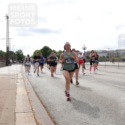 29.06.2025 - hella hamburg halbmarathon Lena Gebhardt http://msf.ph/oto/8274460 29.06.2025 10:20:11 Lombardsbrücke 7519, 4, 16714, 1046, 1069, 1110, 1115, 1154, 1474, 2064, 2405, 2478, 2918, 3278, 3434, 3842, 4154, 4539, 4585, 4614, 4737, 4739, 5251, 5397, 5556, 5659, 5811, 5812, 5831, 5878, 5937, 6796, 6797, 6872, 6874, 6951, 7018, 7101, 7131, 7137, 7248, 7249, 7519, 7739, 7744, 7808, 7917, 8025, 8146, 8387, 8427, 8462, 8588, 8738, 9136, 9196, 9735, 9873, 10041, 10349, 10414, 10550, 10594, 10595, 10613, 10622, 10647, 10701, 10754, 11028, 11036, 11603, 11835 meine-sportfotos.de
