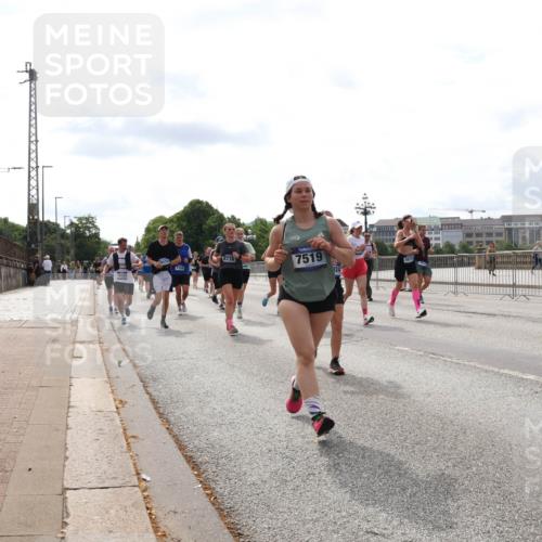 29.06.2025 - hella hamburg halbmarathon Lena Gebhardt http://msf.ph/oto/8274477 29.06.2025 10:20:11 Lombardsbrücke 1154, 8738, 7519, 1671, 1046, 1069, 1110, 1115, 1154, 1474, 2064, 2405, 2478, 2918, 3278, 3434, 3842, 4154, 4539, 4585, 4614, 4737, 4739, 5251, 5397, 5556, 5659, 5811, 5812, 5831, 5878, 5937, 6796, 6797, 6872, 6874, 6951, 7018, 7101, 7131, 7137, 7248, 7249, 7519, 7739, 7744, 7808, 7917, 8025, 8146, 8387, 8427, 8462, 8588, 8738, 9136, 9196, 9735, 9873, 10041, 10349, 10414, 10550, 10594, 10595, 10613, 10622, 10647, 10701, 10754, 11028, 11036, 11603, 11835 meine-sportfotos.de