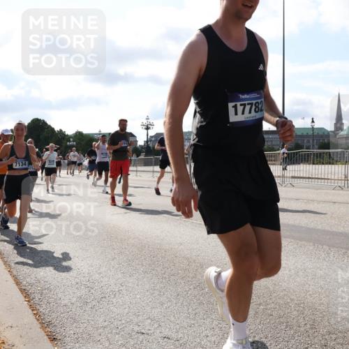 29.06.2025 - hella hamburg halbmarathon Lena Gebhardt http://msf.ph/oto/8274522 29.06.2025 09:57:45 Lombardsbrücke 7134, 921, 17782, 094, 1030, 1086, 1094, 1193, 1258, 1320, 1321, 1335, 1422, 1563, 1870, 2119, 2252, 2397, 2444, 2448, 2488, 2612, 2855, 2946, 3048, 3058, 3091, 3096, 3103, 3114, 3251, 3698, 3999, 4261, 4299, 4379, 4558, 4986, 5018, 5021, 5024, 5032, 5305, 5633, 5672, 5775, 5820, 5907, 6125, 6355, 6356, 6374, 6569, 6580, 6585, 6628, 6720, 6762, 6776, 6795, 6942, 7065, 7134, 7221, 7397, 7478, 7594, 7646, 7742, 7930, 7932, 7952, 7973, 7976, 9316, 10191 meine-sportfotos.de