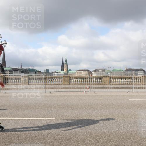 29.06.2025 - hella hamburg halbmarathon Lena Gebhardt http://msf.ph/oto/8274525 29.06.2025 09:04:59 Lombardsbrücke  meine-sportfotos.de