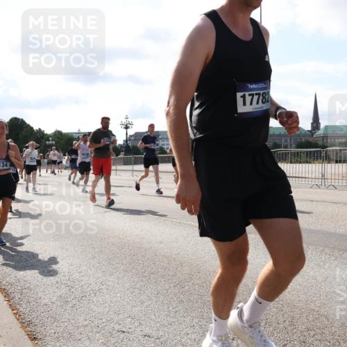 29.06.2025 - hella hamburg halbmarathon Lena Gebhardt http://msf.ph/oto/8274596 29.06.2025 09:57:45 Lombardsbrücke 7134, 214, 17782, 1030, 1086, 1094, 1193, 1258, 1320, 1321, 1335, 1422, 1563, 1870, 2119, 2252, 2397, 2444, 2448, 2488, 2612, 2855, 2946, 3048, 3058, 3091, 3096, 3103, 3114, 3251, 3698, 3999, 4261, 4299, 4379, 4558, 4986, 5018, 5021, 5024, 5032, 5305, 5633, 5672, 5775, 5820, 5907, 6125, 6355, 6356, 6374, 6569, 6580, 6585, 6628, 6720, 6762, 6776, 6795, 6942, 7065, 7134, 7221, 7397, 7478, 7594, 7646, 7742, 7930, 7932, 7952, 7973, 7976, 9316, 10191 meine-sportfotos.de