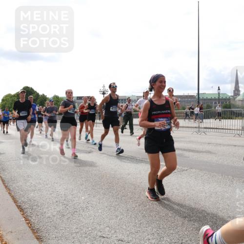 29.06.2025 - hella hamburg halbmarathon Lena Gebhardt http://msf.ph/oto/8274634 29.06.2025 10:20:12 Lombardsbrücke 1046, 1069, 1110, 1115, 1154, 1474, 2064, 2405, 2478, 2918, 3278, 3434, 3842, 4154, 4539, 4585, 4614, 4737, 4739, 5251, 5397, 5556, 5659, 5811, 5812, 5831, 5937, 6872, 6874, 6951, 7018, 7101, 7131, 7137, 7248, 7249, 7519, 7739, 7744, 7808, 7917, 8025, 8146, 8387, 8427, 8462, 8588, 8738, 9136, 9196, 9722, 9735, 9873, 10041, 10349, 10414, 10550, 10594, 10595, 10613, 10622, 10647, 10701, 10754, 11028, 11036, 11603, 11835 meine-sportfotos.de