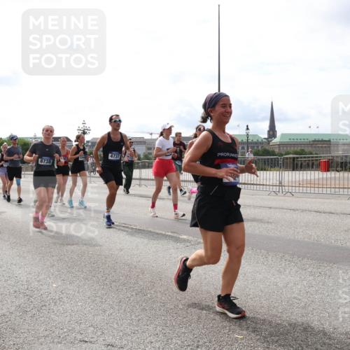 29.06.2025 - hella hamburg halbmarathon Lena Gebhardt http://msf.ph/oto/8274677 29.06.2025 10:20:12 Lombardsbrücke 4737, 755, 8738, 54, 16164, 1046, 1069, 1110, 1115, 1154, 1474, 2064, 2405, 2478, 2918, 3278, 3434, 3842, 4154, 4539, 4585, 4614, 4737, 4739, 5251, 5397, 5556, 5659, 5811, 5812, 5831, 5937, 6872, 6874, 6951, 7018, 7101, 7131, 7137, 7248, 7249, 7519, 7739, 7744, 7808, 7917, 8025, 8146, 8387, 8427, 8462, 8588, 8738, 9136, 9196, 9722, 9735, 9873, 10041, 10349, 10414, 10550, 10594, 10595, 10613, 10622, 10647, 10701, 10754, 11028, 11036, 11603, 11835 meine-sportfotos.de