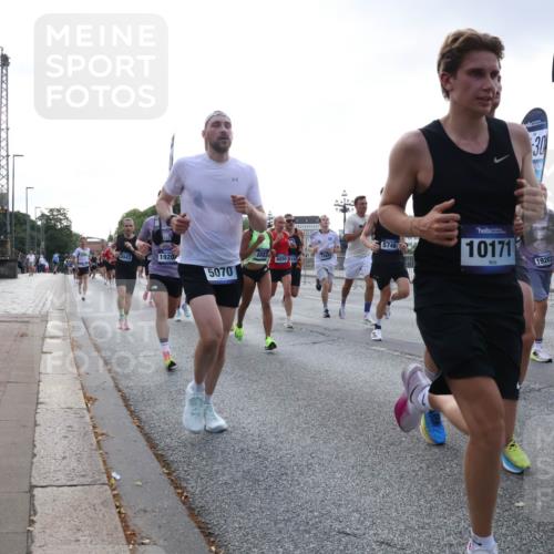 29.06.2025 - hella hamburg halbmarathon Lena Gebhardt http://msf.ph/oto/8274748 29.06.2025 09:45:16 Lombardsbrücke 1920, 5070, 8883, 4050, 102, 5746, 30, 1, 30, 10171, 19203, 1, 57, 1758, 1827, 1990, 2746, 3043, 3201, 4050, 4129, 4698, 4749, 5070, 5269, 5328, 5367, 5746, 5826, 6358, 6619, 6781, 7272, 7389, 7481, 7651, 7723, 8209, 8473, 8731, 8883, 9137, 9381, 9571, 9634, 10156, 10171, 10486, 10848, 11169, 11413, 11857, 12049, 12234, 12287, 12595, 12900, 12988, 13838, 13956, 14028, 14140, 14164, 14289, 15672, 15883, 16157, 16377, 16508, 16713, 16736, 16818, 17428 meine-sportfotos.de