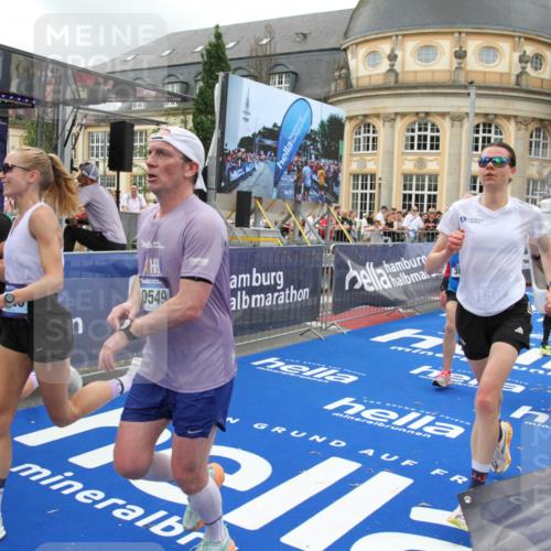 29.06.2025 - hella hamburg halbmarathon Michael Strokosch http://msf.ph/oto/8274760 29.06.2025 10:53:43 Ziel 1502, 2058, 2082, 2518, 2630, 3399, 3819, 5399, 6762, 10549, 10895, 11588, 11589, 11604, 12632, 13865, 14702, 14818, 15061, 15441, 15856, 16092, 17482, 18143, 18514, 18666, 18715 meine-sportfotos.de