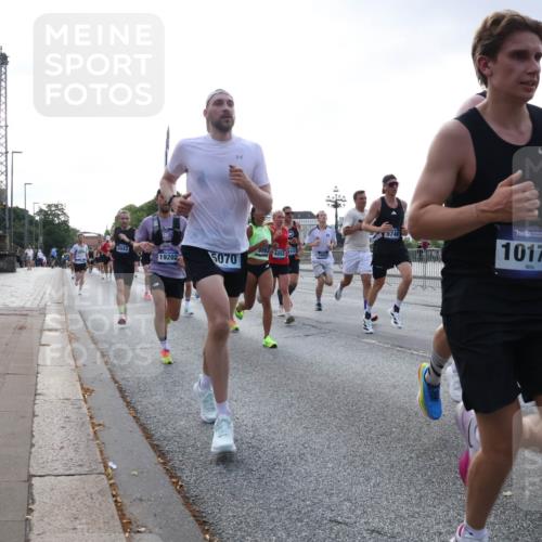 29.06.2025 - hella hamburg halbmarathon Lena Gebhardt http://msf.ph/oto/8274772 29.06.2025 09:45:16 Lombardsbrücke 5746, 3043, 8883, 4050, 81, 19202, 5070, 10171, 1, 30, 57, 1758, 1827, 1990, 2746, 3043, 3201, 4050, 4129, 4698, 4749, 5070, 5269, 5328, 5367, 5746, 5826, 6358, 6619, 6781, 7272, 7389, 7481, 7651, 7723, 8209, 8473, 8731, 8883, 9137, 9381, 9571, 9634, 10156, 10171, 10486, 10848, 11169, 11413, 11857, 12049, 12234, 12287, 12595, 12900, 12988, 13838, 13956, 14028, 14140, 14164, 14289, 15672, 15883, 16157, 16377, 16508, 16713, 16736, 16818, 17428 meine-sportfotos.de