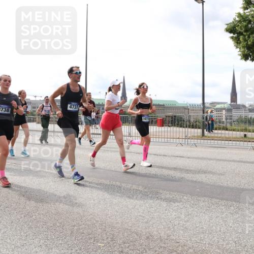 29.06.2025 - hella hamburg halbmarathon Lena Gebhardt http://msf.ph/oto/8274798 29.06.2025 10:20:13 Lombardsbrücke 8738, 4737, 16714, 1046, 1069, 1110, 1115, 1154, 1474, 2064, 2405, 2478, 2918, 3278, 3434, 3842, 4154, 4166, 4539, 4585, 4614, 4737, 4739, 5397, 5556, 5659, 5811, 5812, 5831, 5937, 6872, 6874, 6951, 7018, 7101, 7131, 7137, 7248, 7519, 7739, 7744, 7808, 7917, 8025, 8146, 8387, 8427, 8462, 8588, 8738, 9136, 9196, 9722, 9735, 9873, 10041, 10349, 10414, 10550, 10594, 10595, 10613, 10622, 10647, 10701, 10754, 11028, 11036, 11603, 11835 meine-sportfotos.de