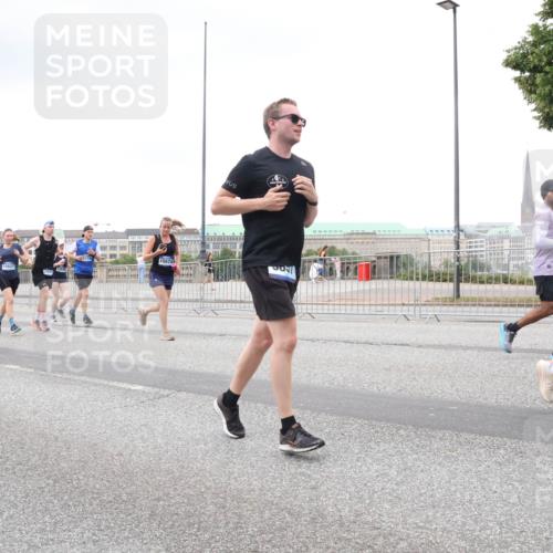 29.06.2025 - hella hamburg halbmarathon Lena Gebhardt http://msf.ph/oto/8274808 29.06.2025 10:54:36 Lombardsbrücke 17394, 13035, 15627, 1198, 1762, 1779, 1822, 1949, 2084, 2244, 2532, 2566, 2586, 2632, 3187, 3188, 3364, 3761, 3795, 3857, 4191, 4192, 4720, 4971, 5157, 5185, 5216, 5309, 5500, 5514, 5817, 5882, 5933, 5993, 6023, 6279, 6982, 6987, 7498, 7670, 7874, 7946, 7986, 8012, 8186, 8801, 8803, 8867, 9130, 9203, 9521, 10207, 10331, 10471, 11033, 11226, 11287, 11354, 11567, 11569, 11785, 12240, 12268, 12270, 12930, 13272, 13283, 13944, 13945 meine-sportfotos.de