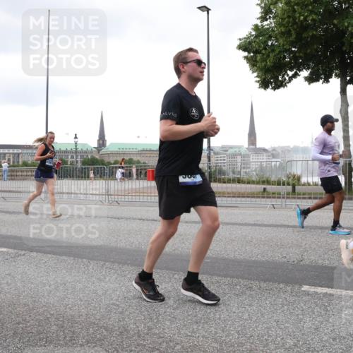 29.06.2025 - hella hamburg halbmarathon Lena Gebhardt http://msf.ph/oto/8274860 29.06.2025 10:54:36 Lombardsbrücke 1198, 1762, 1779, 1822, 1949, 2084, 2244, 2532, 2566, 2586, 2632, 3187, 3188, 3364, 3761, 3795, 3857, 4191, 4192, 4720, 4971, 5157, 5185, 5216, 5309, 5500, 5514, 5817, 5882, 5933, 5993, 6023, 6279, 6982, 6987, 7498, 7670, 7874, 7946, 7986, 8012, 8186, 8801, 8803, 8867, 9130, 9203, 9521, 10207, 10331, 10471, 11033, 11226, 11287, 11354, 11567, 11569, 11785, 12240, 12268, 12270, 12930, 13272, 13283, 13944, 13945 meine-sportfotos.de