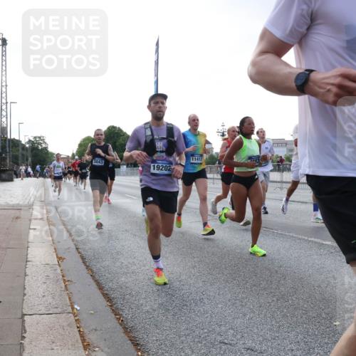 29.06.2025 - hella hamburg halbmarathon Lena Gebhardt http://msf.ph/oto/8274875 29.06.2025 09:45:17 Lombardsbrücke 3043, 19202, 11413, 0, 5070, 57, 1758, 1827, 1990, 2746, 3043, 3201, 4050, 4129, 4698, 4749, 5070, 5269, 5328, 5367, 5746, 5826, 6358, 6619, 6781, 7272, 7389, 7481, 7651, 7723, 8209, 8473, 8731, 8883, 9137, 9381, 9571, 9634, 10156, 10171, 10486, 10848, 11169, 11413, 11857, 12049, 12234, 12287, 12595, 12900, 12988, 13838, 13956, 14028, 14140, 14164, 14289, 15672, 15883, 16157, 16377, 16508, 16713, 16736, 16818, 17428 meine-sportfotos.de