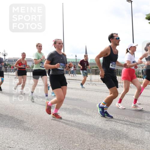 29.06.2025 - hella hamburg halbmarathon Lena Gebhardt http://msf.ph/oto/8274888 29.06.2025 10:20:13 Lombardsbrücke 10550, 23, 3738, 4731, 1046, 1069, 1110, 1115, 1154, 1474, 2064, 2405, 2478, 2918, 3278, 3434, 3842, 4154, 4166, 4539, 4585, 4614, 4737, 4739, 5397, 5556, 5659, 5811, 5812, 5831, 5937, 6872, 6874, 6951, 7018, 7101, 7131, 7137, 7248, 7519, 7739, 7744, 7808, 7917, 8025, 8146, 8387, 8427, 8462, 8588, 8738, 9136, 9196, 9722, 9735, 9873, 10041, 10349, 10414, 10550, 10594, 10595, 10613, 10622, 10647, 10701, 10754, 11028, 11036, 11603, 11835 meine-sportfotos.de