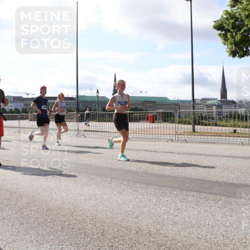 29.06.2025 - hella hamburg halbmarathon Lena Gebhardt http://msf.ph/oto/8274890 29.06.2025 09:57:46 Lombardsbrücke 6320, 7594, 797, 1820, 1030, 1086, 1094, 1193, 1258, 1320, 1321, 1335, 1422, 1563, 1870, 2119, 2252, 2397, 2444, 2448, 2488, 2612, 2855, 2946, 3048, 3058, 3091, 3096, 3103, 3114, 3251, 3698, 3999, 4261, 4299, 4379, 4558, 4986, 5018, 5024, 5032, 5305, 5633, 5672, 5775, 5820, 5907, 6125, 6355, 6356, 6374, 6569, 6580, 6585, 6628, 6720, 6762, 6776, 6795, 6942, 7065, 7134, 7221, 7397, 7478, 7594, 7646, 7742, 7930, 7932, 7952, 7973, 7976, 10191 meine-sportfotos.de