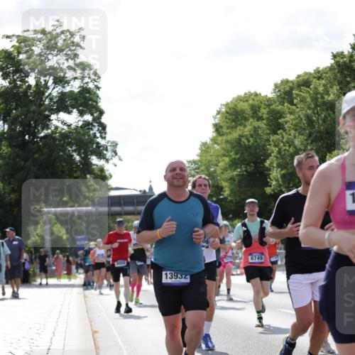 29.06.2025 - hella hamburg halbmarathon Jannik Wohlers http://msf.ph/oto/8274993 29.06.2025 10:02:04 Lombardsbrücke 1128, 1254, 1702, 1733, 2142, 2322, 2685, 2712, 3780, 3976, 4066, 5763, 6295, 6708, 6860, 7049, 7323, 7869, 8003, 8662, 8749, 9020, 9021, 9131, 9554, 9986, 10866, 11191, 11670, 11702, 11782, 11871, 12978, 13488, 13491, 13868, 13932, 14574, 14838, 15008, 15291, 16067, 16634, 17077, 17533, 17836, 17931, 17939, 18128, 18240, 18624, 19117, 19146, 19165, 19176 meine-sportfotos.de