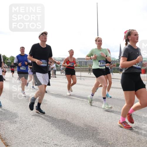 29.06.2025 - hella hamburg halbmarathon Lena Gebhardt http://msf.ph/oto/8274999 29.06.2025 10:20:14 Lombardsbrücke 2357, 550, 196, 1154, 15572, 16164, 738, 1046, 1069, 1110, 1115, 1154, 1471, 1474, 2064, 2405, 2478, 2918, 3278, 3434, 3842, 4154, 4166, 4539, 4585, 4614, 4737, 4739, 5181, 5397, 5556, 5659, 5811, 5812, 5831, 5937, 6872, 6874, 6951, 7018, 7101, 7131, 7137, 7519, 7739, 7744, 7808, 7917, 8025, 8387, 8427, 8462, 8588, 8738, 9136, 9196, 9722, 9735, 9873, 10041, 10349, 10414, 10550, 10595, 10613, 10622, 10647, 10701, 10754, 11028, 11036, 11603, 11835 meine-sportfotos.de