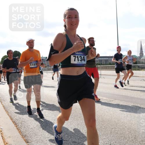 29.06.2025 - hella hamburg halbmarathon Lena Gebhardt http://msf.ph/oto/8275066 29.06.2025 09:57:46 Lombardsbrücke 46, 76, 1183, 7134, 1549, 1030, 1086, 1094, 1193, 1258, 1320, 1321, 1335, 1422, 1563, 1870, 2119, 2252, 2397, 2444, 2448, 2488, 2612, 2855, 2946, 3048, 3058, 3091, 3096, 3103, 3114, 3251, 3698, 3999, 4261, 4299, 4379, 4558, 4986, 5018, 5024, 5032, 5305, 5633, 5672, 5775, 5820, 5907, 6125, 6355, 6356, 6374, 6569, 6580, 6585, 6628, 6720, 6762, 6776, 6795, 6942, 7065, 7134, 7221, 7397, 7478, 7594, 7646, 7742, 7930, 7932, 7952, 7973, 7976, 10191 meine-sportfotos.de