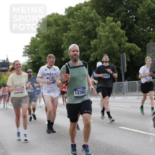 29.06.2025 - hella hamburg halbmarathon Jannik Wohlers http://msf.ph/oto/8275083 29.06.2025 10:34:22 Lombardsbrücke 1025, 2355, 3130, 3420, 4884, 5453, 6034, 6310, 6335, 6379, 6843, 7020, 7299, 7386, 7733, 8369, 8793, 9122, 9164, 9448, 9514, 10335, 10674, 11122, 11245, 11646, 12019, 12164, 12236, 12382, 12764, 13311, 13416, 13471, 13473, 14273, 14527, 15310, 15380, 15477, 15984, 16311, 16390, 17412, 18892 meine-sportfotos.de
