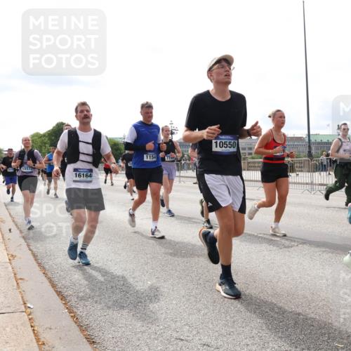 29.06.2025 - hella hamburg halbmarathon Lena Gebhardt http://msf.ph/oto/8275112 29.06.2025 10:20:14 Lombardsbrücke 15572, 18114, 16164, 1154, 774, 10550, 2357, 1046, 1069, 1110, 1115, 1154, 1471, 1474, 2064, 2405, 2478, 2918, 3278, 3434, 3842, 4154, 4166, 4539, 4585, 4614, 4737, 4739, 5181, 5397, 5556, 5659, 5811, 5812, 5831, 5937, 6872, 6874, 6951, 7018, 7101, 7131, 7137, 7519, 7739, 7744, 7808, 7917, 8025, 8387, 8427, 8462, 8588, 8738, 9136, 9196, 9722, 9735, 9873, 10041, 10349, 10414, 10550, 10595, 10613, 10622, 10647, 10701, 10754, 11028, 11036, 11603, 11835 meine-sportfotos.de