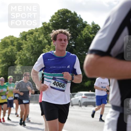 29.06.2025 - hella hamburg halbmarathon Jannik Wohlers http://msf.ph/oto/8275139 29.06.2025 10:02:06 Lombardsbrücke 1128, 1254, 1702, 1733, 2142, 2685, 2712, 2819, 3225, 3780, 3976, 4066, 6295, 6708, 6860, 7049, 7323, 7869, 7888, 8003, 8662, 8749, 9020, 9021, 9131, 9554, 9986, 10295, 10539, 10866, 11191, 11670, 11702, 11782, 12978, 13488, 13491, 13868, 13932, 14732, 14838, 15008, 15291, 16067, 17077, 17533, 17836, 17931, 17939, 18128, 18240, 18624, 19117, 19146, 19165, 19173, 19176 meine-sportfotos.de