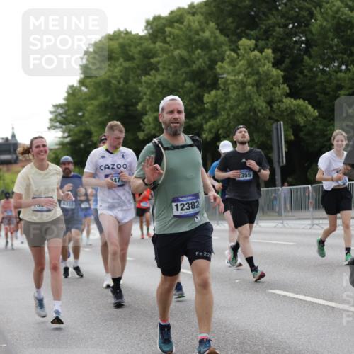 29.06.2025 - hella hamburg halbmarathon Jannik Wohlers http://msf.ph/oto/8275145 29.06.2025 10:34:23 Lombardsbrücke 1025, 2355, 3130, 3420, 4884, 5453, 6310, 6335, 6379, 6843, 7020, 7299, 7386, 7733, 8369, 8793, 9122, 9164, 9448, 9514, 10335, 10674, 11122, 11245, 11646, 12019, 12164, 12236, 12382, 12764, 13311, 13416, 13471, 13473, 14273, 14527, 15310, 15380, 15477, 15984, 16311, 16471, 17412, 18892 meine-sportfotos.de