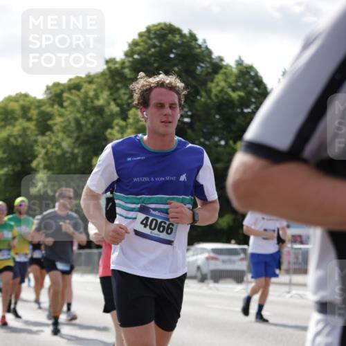 29.06.2025 - hella hamburg halbmarathon Jannik Wohlers http://msf.ph/oto/8275194 29.06.2025 10:02:06 Lombardsbrücke 1128, 1254, 1702, 1733, 2142, 2685, 2712, 2819, 3225, 3780, 3976, 4066, 6295, 6708, 6860, 7049, 7323, 7869, 7888, 8003, 8662, 8749, 9020, 9021, 9131, 9554, 9986, 10295, 10539, 10866, 11191, 11670, 11702, 11782, 12978, 13488, 13491, 13868, 13932, 14732, 14838, 15008, 15291, 16067, 17077, 17533, 17836, 17931, 17939, 18128, 18240, 18624, 19117, 19146, 19165, 19173, 19176 meine-sportfotos.de