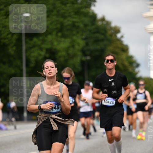 29.06.2025 - hella hamburg halbmarathon Dr. Thomas Lammeyer http://msf.ph/oto/8275212 29.06.2025 10:15:33 Kennedybrücke 1166, 1866, 1992, 2661, 4227, 5254, 5379, 5990, 5991, 7571, 8368, 9169, 9191, 10042, 10372, 10428, 11321 meine-sportfotos.de