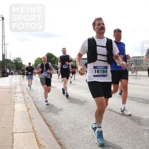 29.06.2025 - hella hamburg halbmarathon Lena Gebhardt http://msf.ph/oto/8275290 29.06.2025 10:20:15 Lombardsbrücke 18114, 15572, 4585, 16164, 1011, 1046, 1069, 1110, 1115, 1154, 1471, 1474, 2064, 2478, 2918, 3278, 3434, 3733, 3842, 4154, 4166, 4539, 4585, 4614, 4737, 4739, 5181, 5397, 5556, 5659, 5811, 5812, 5831, 5937, 6872, 6874, 6951, 7018, 7101, 7131, 7137, 7519, 7739, 7744, 7808, 7917, 8025, 8387, 8462, 8588, 8738, 9136, 9196, 9722, 9735, 9873, 10041, 10349, 10414, 10550, 10595, 10613, 10622, 10647, 10701, 10754, 11028, 11036, 11603, 11835 meine-sportfotos.de