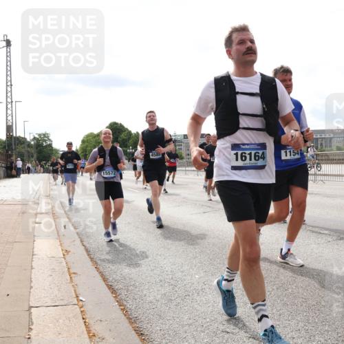 29.06.2025 - hella hamburg halbmarathon Lena Gebhardt http://msf.ph/oto/8275339 29.06.2025 10:20:15 Lombardsbrücke 15572, 4585, 16164, 1154, 1011, 1046, 1069, 1110, 1115, 1154, 1471, 1474, 2064, 2478, 2918, 3278, 3434, 3733, 3842, 4154, 4166, 4539, 4585, 4614, 4737, 4739, 5181, 5397, 5556, 5659, 5811, 5812, 5831, 5937, 6872, 6874, 6951, 7018, 7101, 7131, 7137, 7519, 7739, 7744, 7808, 7917, 8025, 8387, 8462, 8588, 8738, 9136, 9196, 9722, 9735, 9873, 10041, 10349, 10414, 10550, 10595, 10613, 10622, 10647, 10701, 10754, 11028, 11036, 11603, 11835 meine-sportfotos.de
