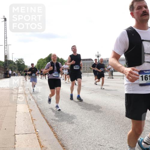 29.06.2025 - hella hamburg halbmarathon Lena Gebhardt http://msf.ph/oto/8275370 29.06.2025 10:20:15 Lombardsbrücke 18114, 15572, 4585, 16164, 1011, 1046, 1069, 1110, 1115, 1154, 1471, 1474, 2064, 2478, 2918, 3278, 3434, 3733, 3842, 4154, 4166, 4539, 4585, 4614, 4737, 4739, 5181, 5397, 5556, 5659, 5811, 5812, 5831, 5937, 6872, 6874, 6951, 7018, 7101, 7131, 7137, 7519, 7739, 7744, 7808, 7917, 8025, 8387, 8462, 8588, 8738, 9136, 9196, 9722, 9735, 9873, 10041, 10349, 10414, 10550, 10595, 10613, 10622, 10647, 10701, 10754, 11028, 11036, 11603, 11835 meine-sportfotos.de