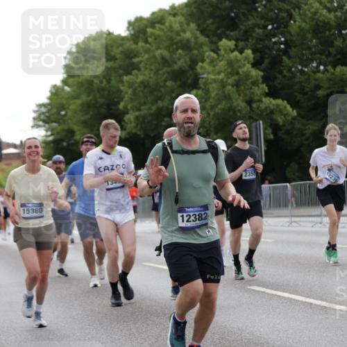 29.06.2025 - hella hamburg halbmarathon Jannik Wohlers http://msf.ph/oto/8275374 29.06.2025 10:34:23 Lombardsbrücke 1025, 2355, 3130, 3420, 4884, 5453, 6310, 6335, 6379, 6843, 7020, 7299, 7386, 7733, 8369, 8793, 9122, 9164, 9448, 9514, 10335, 10674, 11122, 11245, 11646, 12019, 12164, 12236, 12382, 12764, 13311, 13416, 13471, 13473, 14273, 14527, 15310, 15380, 15477, 15984, 16311, 16471, 17412, 18892 meine-sportfotos.de