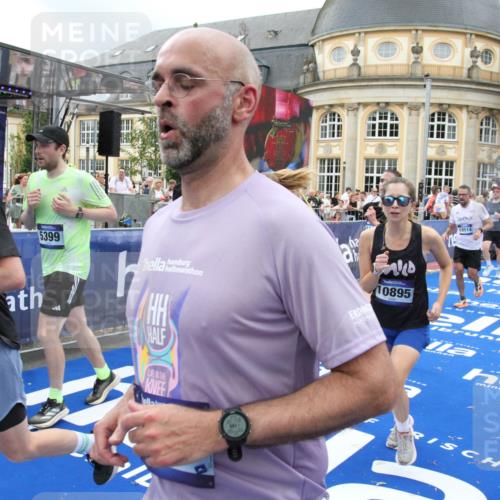 29.06.2025 - hella hamburg halbmarathon Michael Strokosch http://msf.ph/oto/8275385 29.06.2025 10:53:47 Ziel 1422, 2058, 2082, 2518, 5399, 5607, 6877, 7177, 8285, 8335, 10529, 10895, 11588, 11589, 11604, 13865, 14702, 14818, 15061, 15441, 16092, 17482, 17740, 18143, 18249, 18514 meine-sportfotos.de