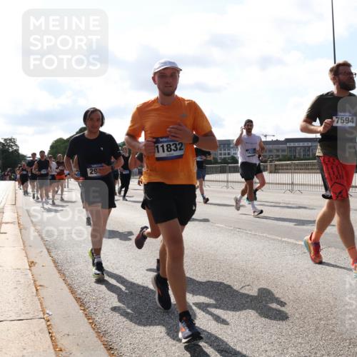 29.06.2025 - hella hamburg halbmarathon Lena Gebhardt http://msf.ph/oto/8275422 29.06.2025 09:57:47 Lombardsbrücke 29, 11832, 1632, 7594, 18206, 1030, 1086, 1094, 1193, 1258, 1320, 1321, 1335, 1422, 1563, 1870, 2119, 2138, 2252, 2397, 2444, 2448, 2488, 2612, 2855, 2946, 3048, 3058, 3091, 3096, 3103, 3114, 3251, 3698, 3999, 4261, 4299, 4379, 4558, 4986, 5018, 5024, 5032, 5305, 5633, 5672, 5775, 5820, 5907, 6125, 6355, 6356, 6374, 6569, 6580, 6585, 6628, 6754, 6762, 6776, 6795, 6942, 7065, 7134, 7221, 7397, 7478, 7594, 7646, 7742, 7930, 7932, 7952, 7973, 7976, 10191 meine-sportfotos.de