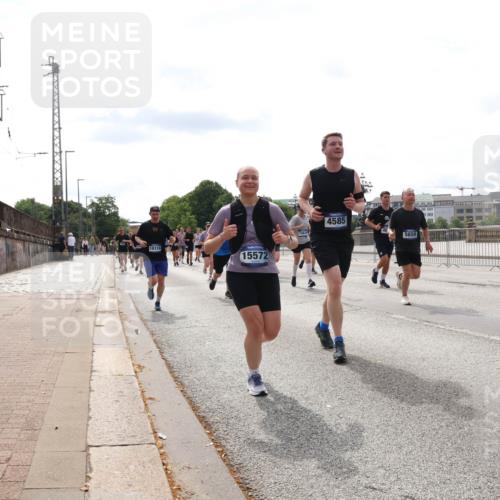29.06.2025 - hella hamburg halbmarathon Lena Gebhardt http://msf.ph/oto/8275434 29.06.2025 10:20:16 Lombardsbrücke 18114, 15572, 4585, 15611, 5659, 1011, 1046, 1069, 1110, 1115, 1154, 1471, 1474, 2064, 2478, 2918, 3278, 3434, 3733, 3842, 4154, 4166, 4539, 4585, 4614, 4737, 4739, 5181, 5397, 5556, 5659, 5811, 5812, 5831, 5937, 6872, 6874, 6951, 7018, 7101, 7131, 7137, 7519, 7739, 7744, 7808, 7917, 8025, 8387, 8462, 8588, 8738, 9136, 9196, 9722, 9735, 9873, 10041, 10414, 10550, 10595, 10613, 10622, 10647, 10701, 10754, 11028, 11036, 11603, 11835 meine-sportfotos.de