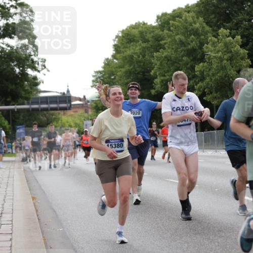29.06.2025 - hella hamburg halbmarathon Jannik Wohlers http://msf.ph/oto/8275442 29.06.2025 10:34:23 Lombardsbrücke 1025, 2355, 3130, 3420, 4884, 5453, 6310, 6335, 6379, 6843, 7020, 7299, 7386, 7733, 8369, 8793, 9122, 9164, 9448, 9514, 10335, 10674, 11122, 11245, 11646, 12019, 12164, 12236, 12382, 12764, 13311, 13416, 13471, 13473, 14273, 14527, 15310, 15380, 15477, 15984, 16311, 16471, 17412, 18892 meine-sportfotos.de