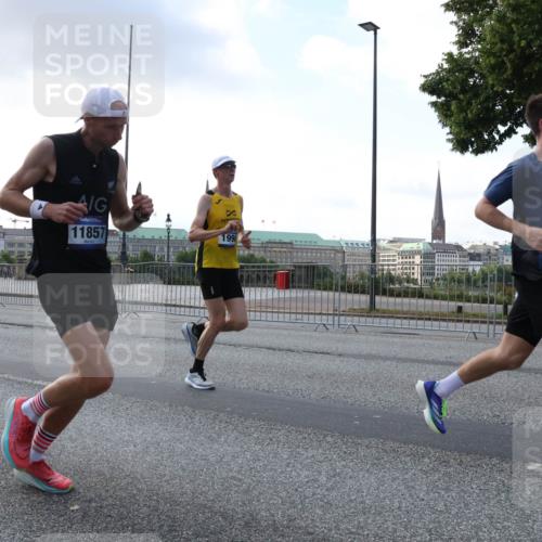 29.06.2025 - hella hamburg halbmarathon Lena Gebhardt http://msf.ph/oto/8275459 29.06.2025 09:45:20 Lombardsbrücke 11857, 199, 532, 57, 1758, 1827, 1990, 2689, 2746, 3043, 3201, 4050, 4129, 4698, 4749, 5070, 5269, 5328, 5367, 5746, 5826, 6358, 6619, 6781, 7272, 7389, 7481, 7651, 7723, 8209, 8883, 9137, 9381, 9571, 9634, 10017, 10156, 10171, 10486, 10848, 11169, 11413, 11857, 12049, 12234, 12287, 12595, 12691, 12900, 12988, 13838, 13956, 14028, 14140, 14164, 14289, 15672, 15883, 16157, 16377, 16508, 16713, 16818, 17428 meine-sportfotos.de