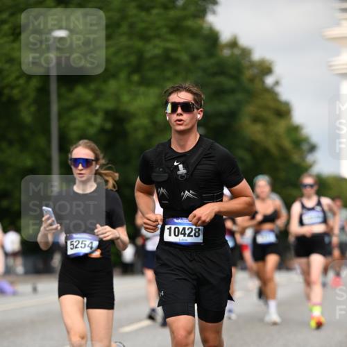 29.06.2025 - hella hamburg halbmarathon Dr. Thomas Lammeyer http://msf.ph/oto/8275517 29.06.2025 10:15:35 Kennedybrücke 1062, 1166, 1866, 1992, 2661, 4227, 5254, 5379, 5990, 5991, 7571, 8368, 9169, 9191, 10042, 10428, 11321 meine-sportfotos.de