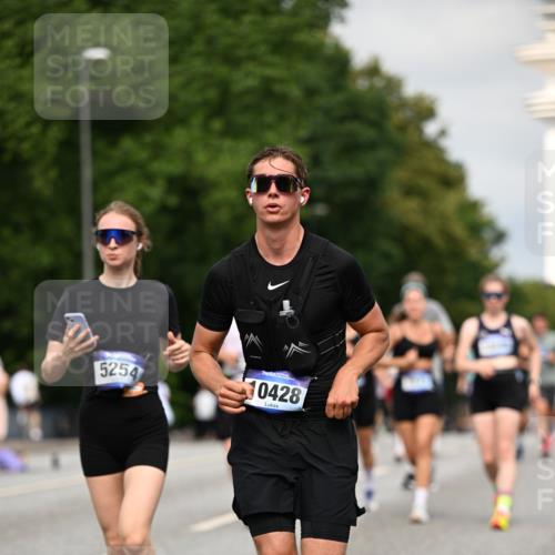 29.06.2025 - hella hamburg halbmarathon Dr. Thomas Lammeyer http://msf.ph/oto/8275540 29.06.2025 10:15:35 Kennedybrücke 1062, 1166, 1866, 1992, 2661, 4227, 5254, 5379, 5990, 5991, 7571, 8368, 9169, 9191, 10042, 10428, 11321 meine-sportfotos.de