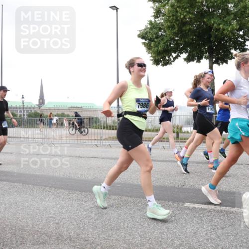 29.06.2025 - hella hamburg halbmarathon Lena Gebhardt http://msf.ph/oto/8275551 29.06.2025 10:54:40 Lombardsbrücke 379, 7986, 1562, 1198, 1762, 1822, 1949, 2084, 2244, 2532, 2566, 2586, 2632, 3002, 3364, 3761, 3795, 3857, 4191, 4192, 4720, 4971, 5157, 5185, 5216, 5309, 5392, 5500, 5514, 5727, 5817, 5882, 5933, 5993, 6023, 6279, 6839, 6982, 6987, 7498, 7670, 7874, 7946, 7986, 8012, 8186, 8801, 8803, 9130, 9521, 9596, 10207, 10331, 10471, 11033, 11226, 11287, 11354, 11567, 11569, 11785, 12240, 12268, 12270, 12930, 13272, 13283, 13944, 13945 meine-sportfotos.de