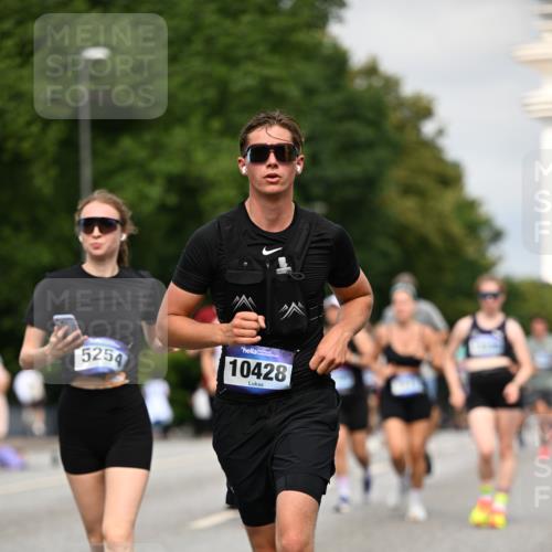 29.06.2025 - hella hamburg halbmarathon Dr. Thomas Lammeyer http://msf.ph/oto/8275560 29.06.2025 10:15:35 Kennedybrücke 1062, 1166, 1866, 1992, 2661, 4227, 5254, 5379, 5990, 5991, 7571, 8368, 9169, 9191, 10042, 10428, 11321 meine-sportfotos.de
